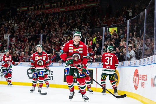 Frölundas David Printz jublar och tackar publiken