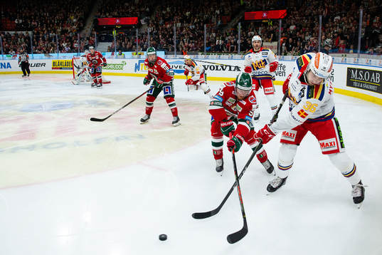 Frölundas Simon Hjalmarsson och Malmö Redhawks Matias