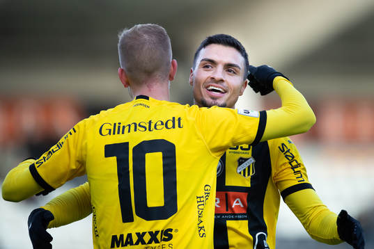 Häckens Ahmed Yasin och Jasse Tuominen jublar