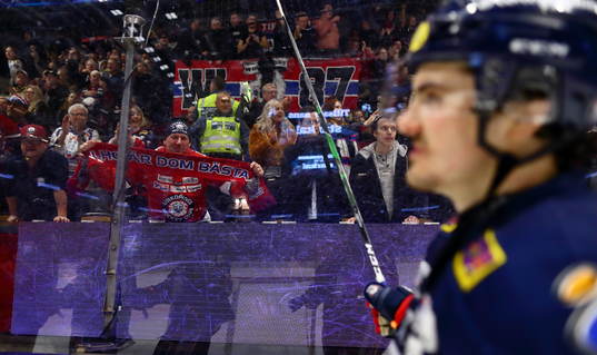 Linköpings Adam Helewka framför Linköpings supportrar