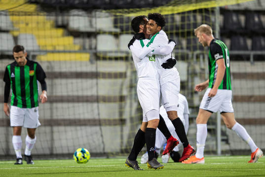 Varbergs Keanin Ayer Boya och Astrit Seljmani jublar efter 2-0