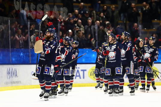 Linköpings Jonas Junland jublar med sina lagkamrater