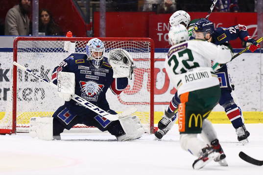 Linköpings målvakt Jacob Johansson med pucken handsken