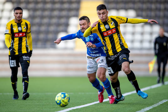 Häckens Ali Youssef stämplas av Norrbys Ivo Dominik