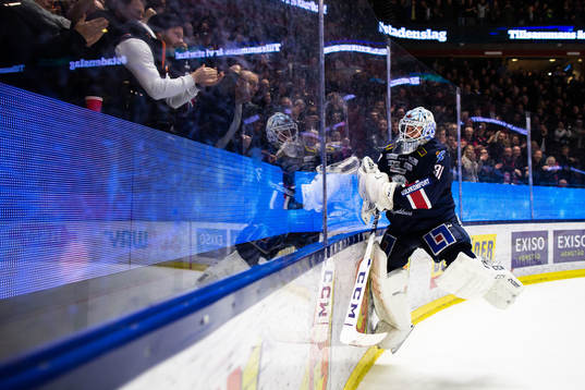 Linköpings Olle Lycksell jublar mot supportrar