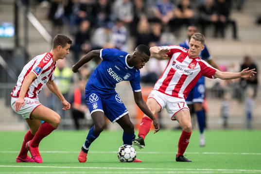 Ålborgs Oliver Abildgaard och Kasper Kusk mot IFK Göteborgs Adil Titi