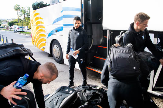 Malmö FFs Romain Gall ankommer till spelarhotellet