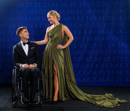 Prisutdelare Tobias Forsberg och Filippa Norr Richloowu