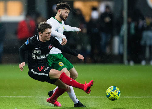 Midtjyllands Nikolas Dyhr i kamp om bollen med Hammarbys Jonathan Tamimi