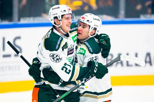 Färjestads Oskar Bäck och Michael Latta jublar