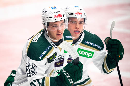 Färjestads Oskar Bäck jublar