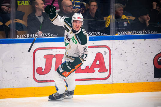 Färjestads Oskar Bäck jublar