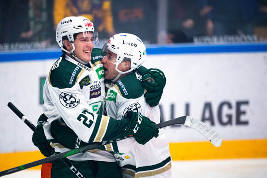 Färjestads Oskar Bäck jublar