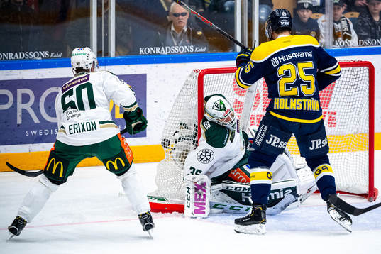 s Johannes Kinnvall, ej i bild, gör 4-1 bakom Färjestads