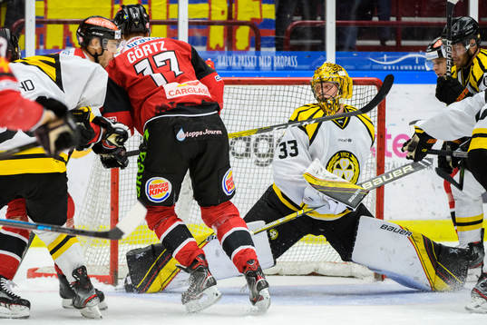 Malmö Redhawks Max Görtz oroar mot Brynäs målvakt
