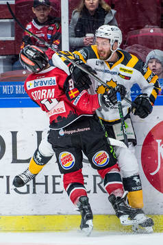 Skellefteås Petter Granberg trycker till Malmö Redhawks