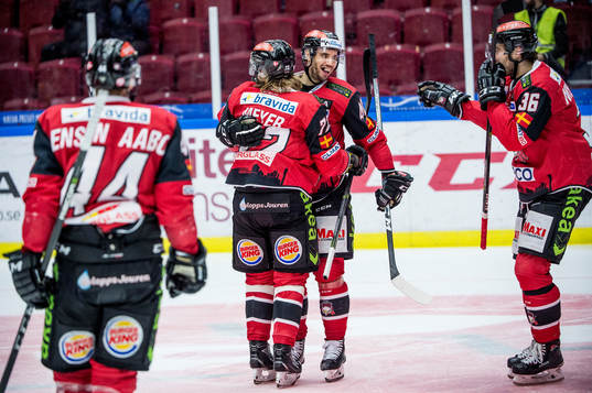 Malmö Redhawks Nicolai Meyer jublar