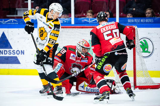 Skellefteås Robin Alvarez oroar framför Malmö Redhawks
