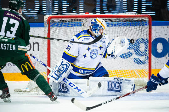 Färjestads Daniel Viksten för 3-1 bakom Leksands målvakt