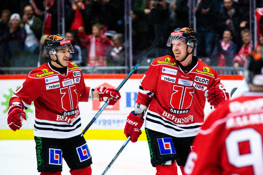 Örebros Ryan Stoa och Shane Harper jublar