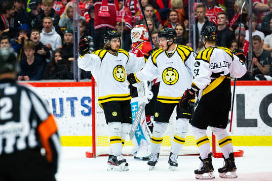 Brynäs Adam Brodecki och John Persson jublar