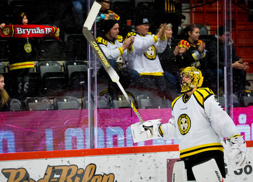 Brynäs målvakt Samuel Ersson jublar framför fansen