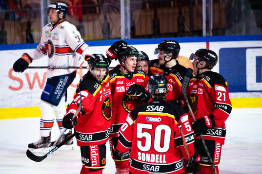 Luleås Arttu Ilomäki jublar med lagkamrater