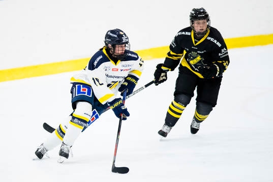 s Julia Tylke med puck