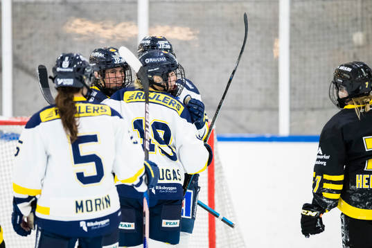 s Julia Tylke gör 0-6 och jublar med lagkamrater