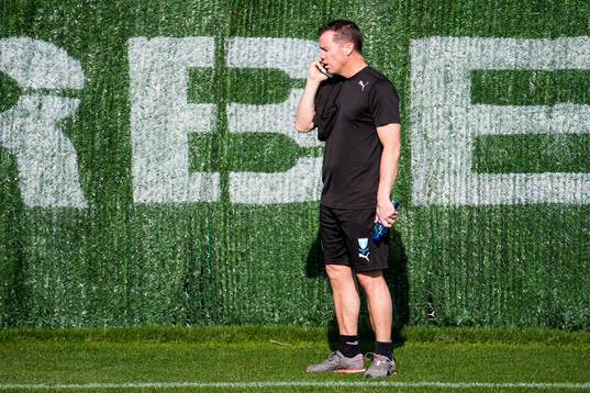 Sportchef Daniel Andersson pratar i telefon
