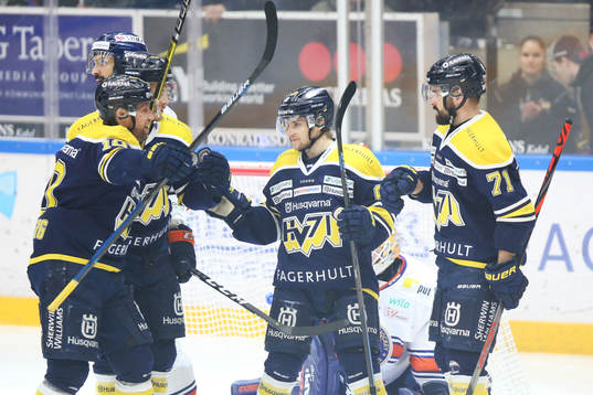 s Martin Thörnberg jublar med Juuso Ikonen och Linus