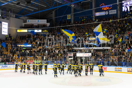 HV71 jublar mot supportrarna