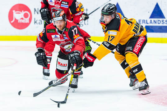 Malmö Redhawks Max Görtz och Luleås Isac Brännström i