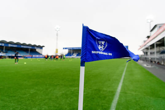 En hörnflagga med Sarpsborgs klubbmärke