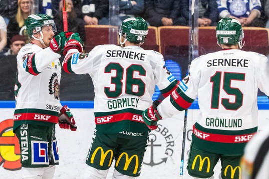 Frölundas Simon Hjalmarsson jublar med Brandon Gormley och