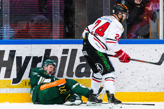 Färjestads Oscar Lawner och Örebros Aaron Irving