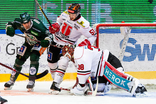 Färjestads Linus Johansson oroar framför Örebros