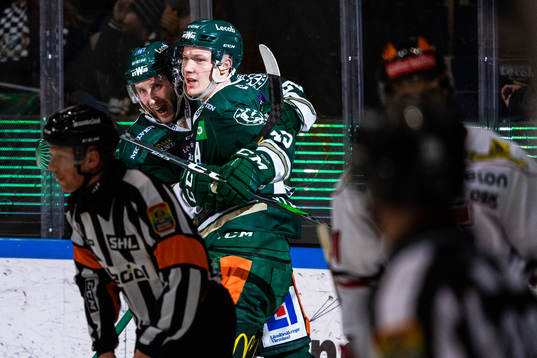 Färjestads Per Åslund jublar med målskytten till 3-1