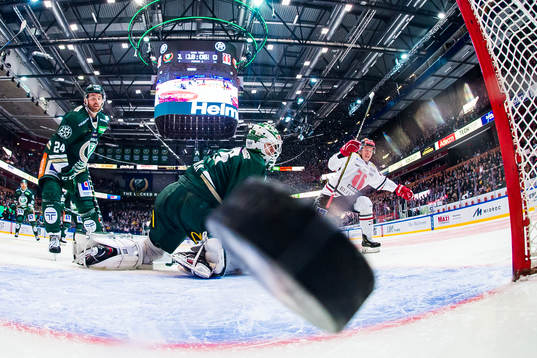 Färjestads Jonathon Blum och målvakt Arvid Holm ser på
