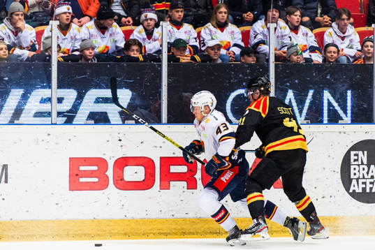 Djurgårdens Tom Nilsson och Brynäs Greg Scott i kamp om