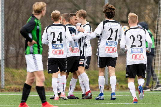 Lindomes spelare jublar efter 1-0
