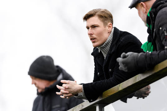 Lindomes Marcus Bergholtz på läktaren