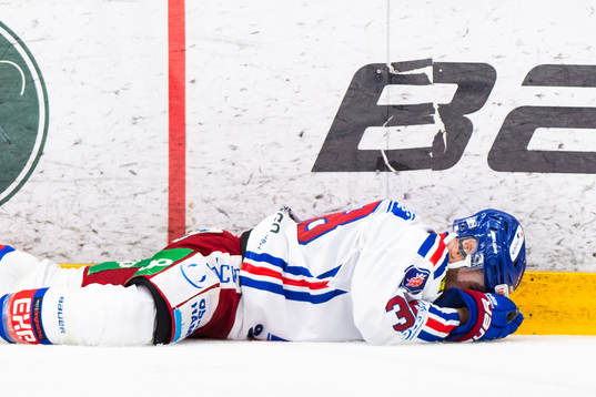 Oskarshamns Nichlas Torp ligger på isen