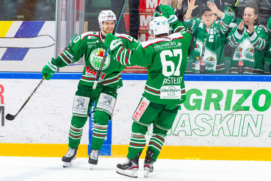 Rögles Ted Brithén jublar med Leon Bristedt