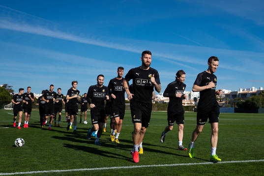 Häckens Joona Toivio, och Rasmus Lindgren  värmer upp