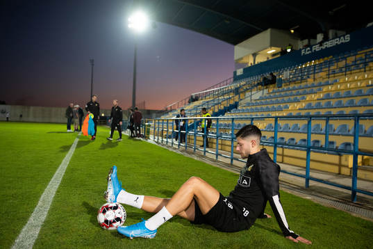 Häckens  Kevin Yakob innan fotbollsmatchen i Atlantic Cup
