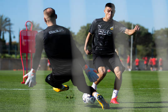 Häckens målvakt Alexander Nadj mot Ali Youssef