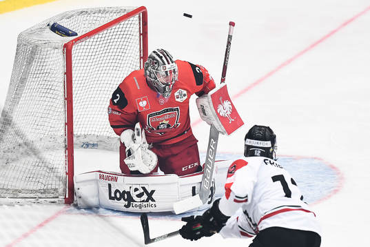 of Frölunda Max Friberg against goalkeeper Marek Mazanec