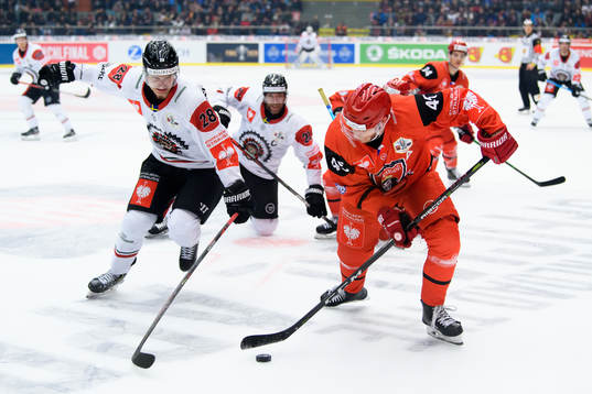 Johan Sundström of Frölunda and Filip Pavlik of Mountfield