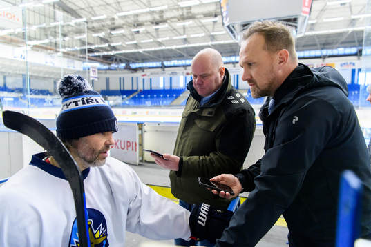 Jaromir Jagr blir intervjuad av Tomas Ros, Aftonbladet, och